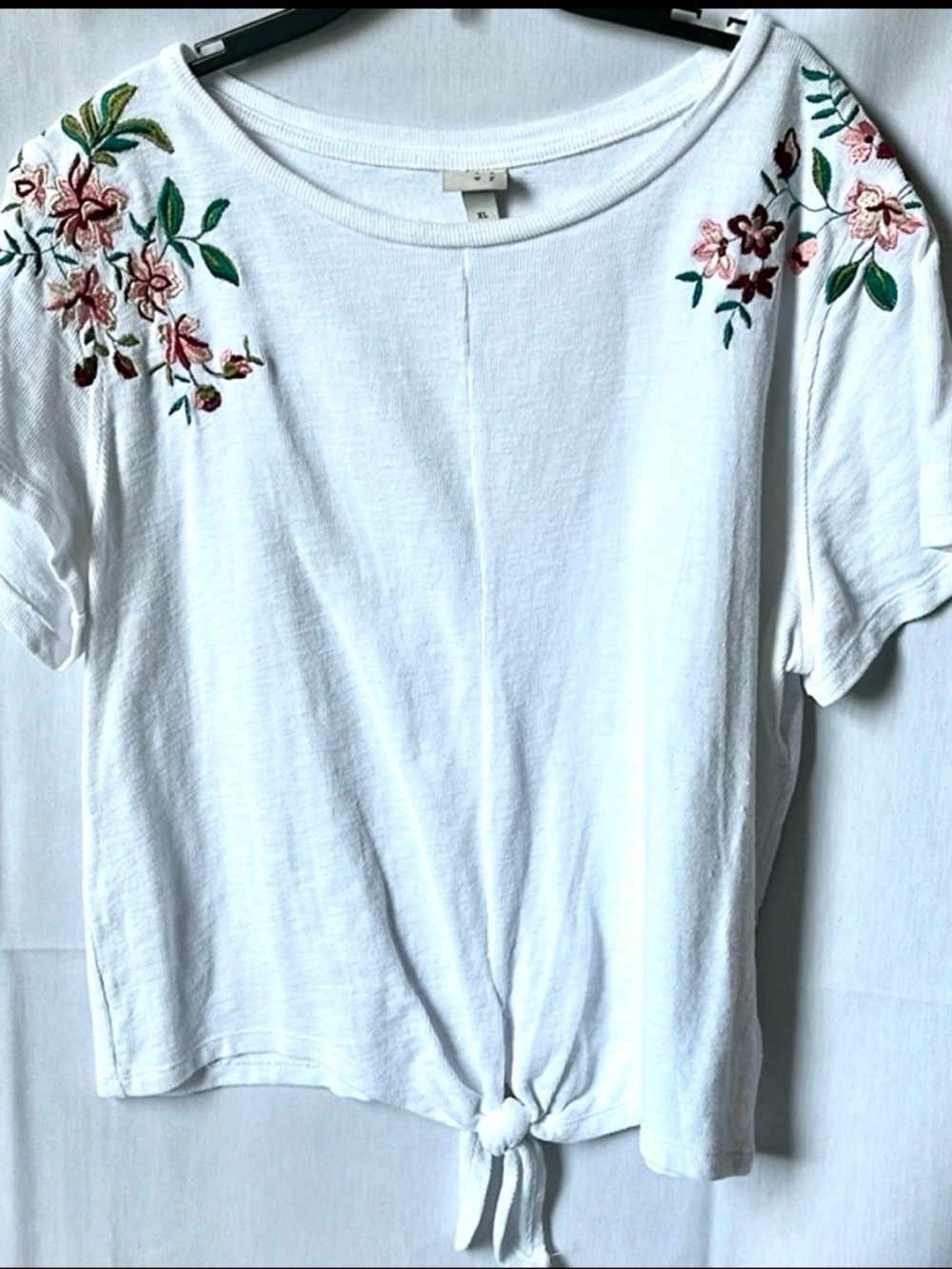 a.n.d. eawy Embroidered Top Floral Embroidery at shoulders